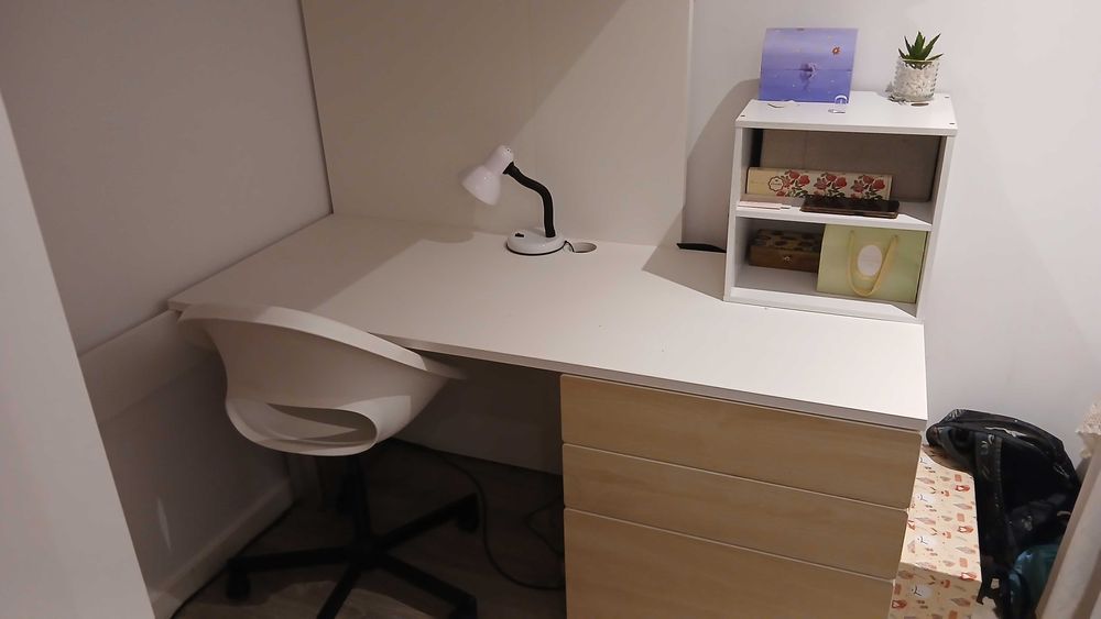 Beliche com roupeiro e secretária