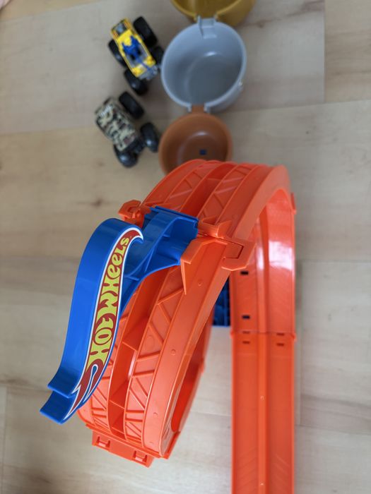 Loop & Flip Hotwheels OFERTA 2 monster trucks