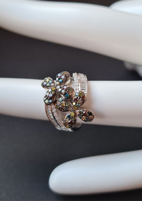 Pierścionek z diamentami, w srebrze rodowanym platyną