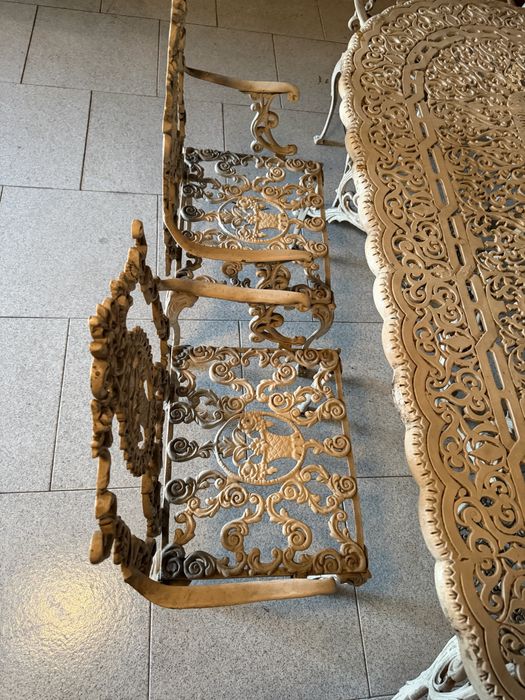 Mesa e 6 cadeiras de ferro