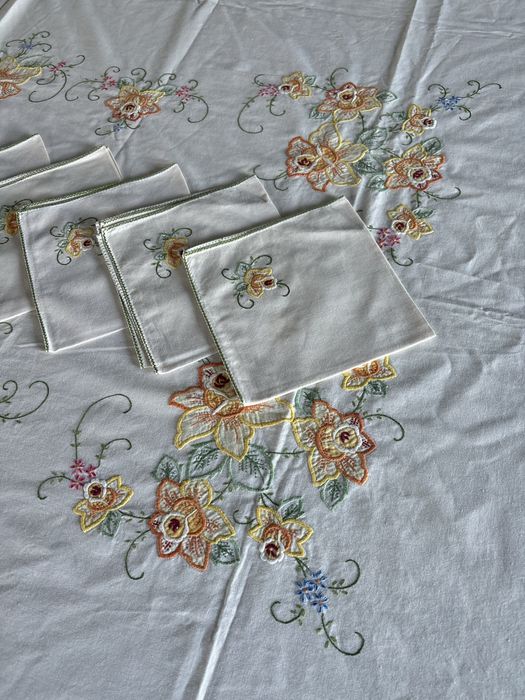 Toalha de mesa com bordado manual com 12 guardanapos