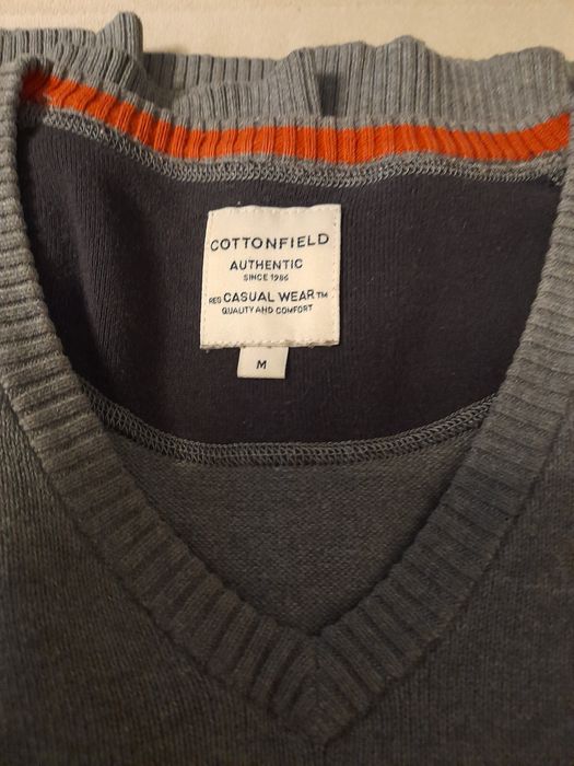 Męski sweterek w serek Cotonfield rozmiar M  Stan bardzo dobry