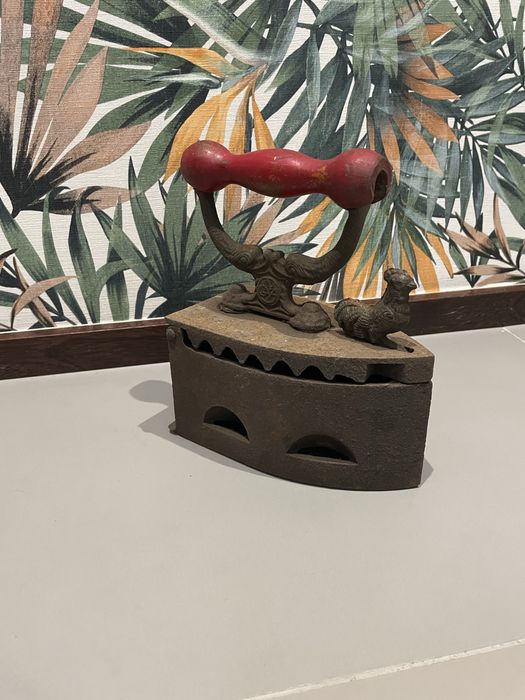 Ferro de passar antigo