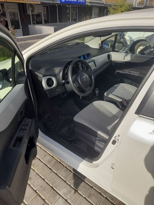 Продам TOYOTA Yaris 2011. Автомат