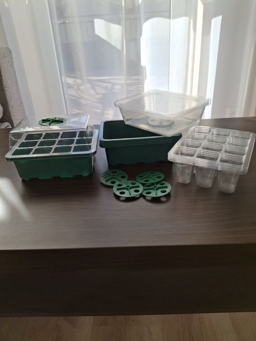 Mini szklarnia do siewu nasion