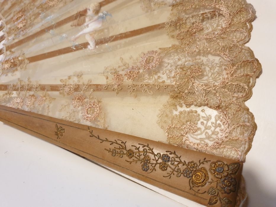 Antigo leque com bordados de Bruxelas e pintura romântica