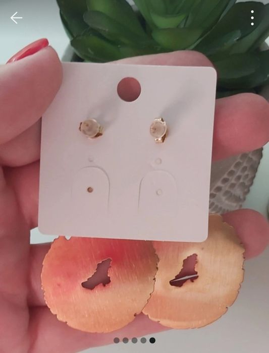 Brincos dourados compridos, em aço trabalhado.  De pico.