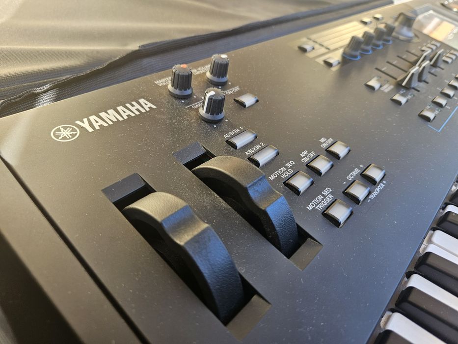 Syntezator YAMAHA MODX7+ Pokrowiec zasilacz