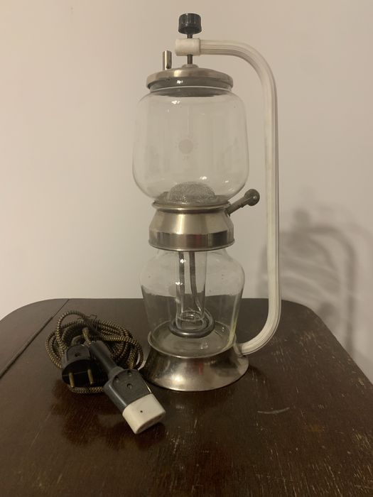 Elektryczny zaparzacz do kawy lub herbaty z okresu PRL-u.