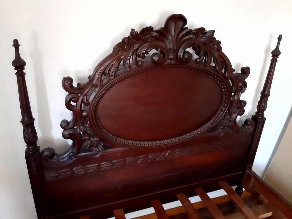 Cama de casal em madeira mogno maciça (e torneada)