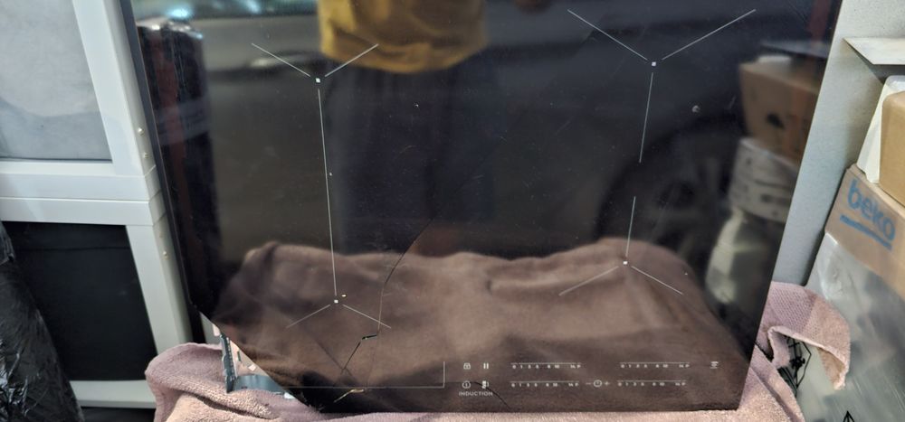 Płyta indukcyjna electrolux , pęknięta szyha elektronika sprawn