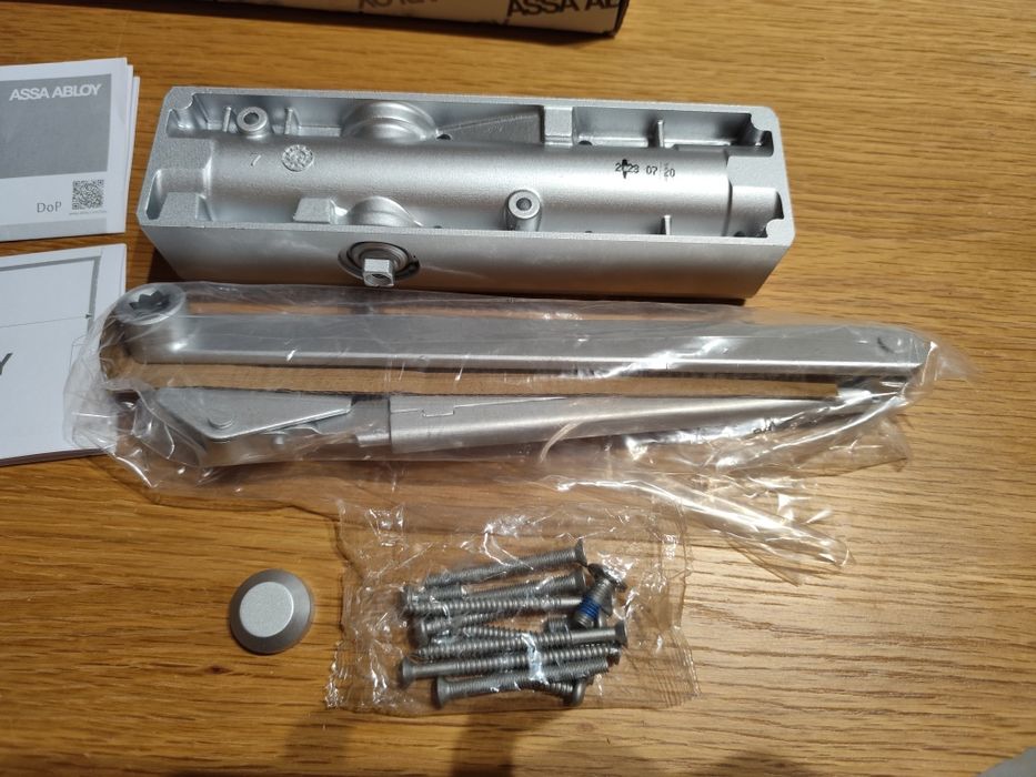 Samozamykacz ramieniowy DC140 do drzwi srebrny Assa Ablo y