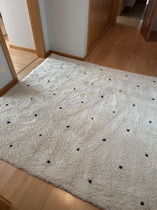 Tapete branco e bolas pretas 200x200 Estado como Novo