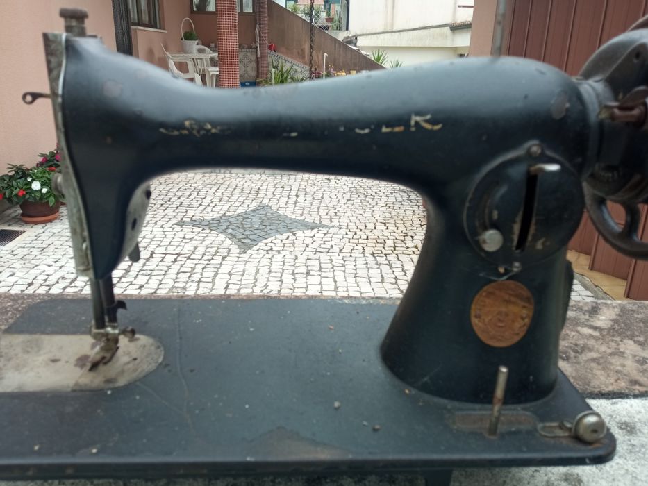 três máquinas de costura,uma como n9va outras menos.75€ as três. indiv