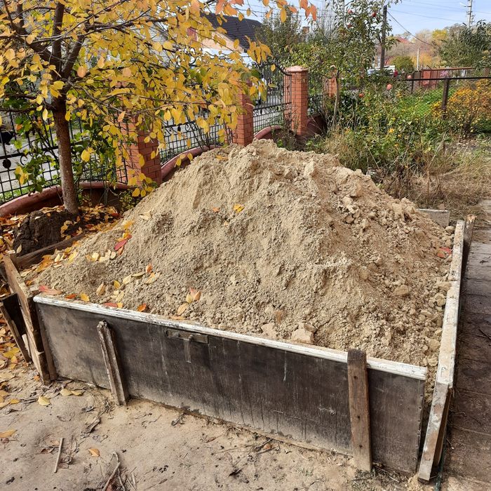 Глина (червона, суглинок, сипеться) 5+ м. куб. віддам