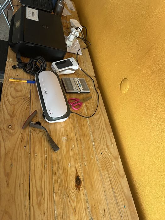 Mesa de paletes tampo envernizado