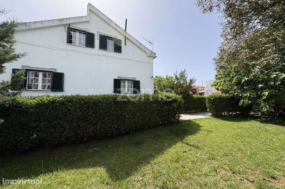 Moradia com logradouro, área total de 520m2 nas Raposeiras/Sintra
