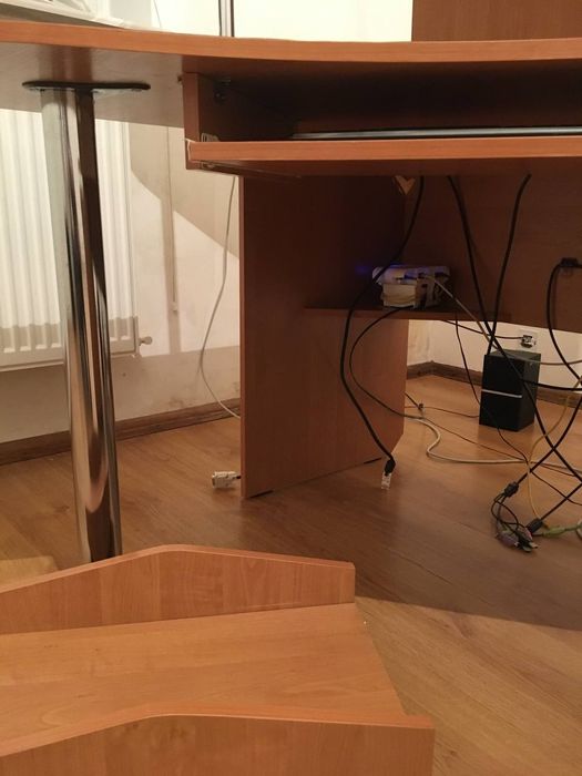 Стіл комп'ютерний