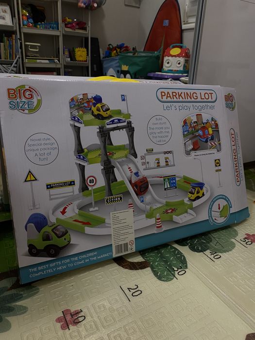 Дитячий паркінг з машинами