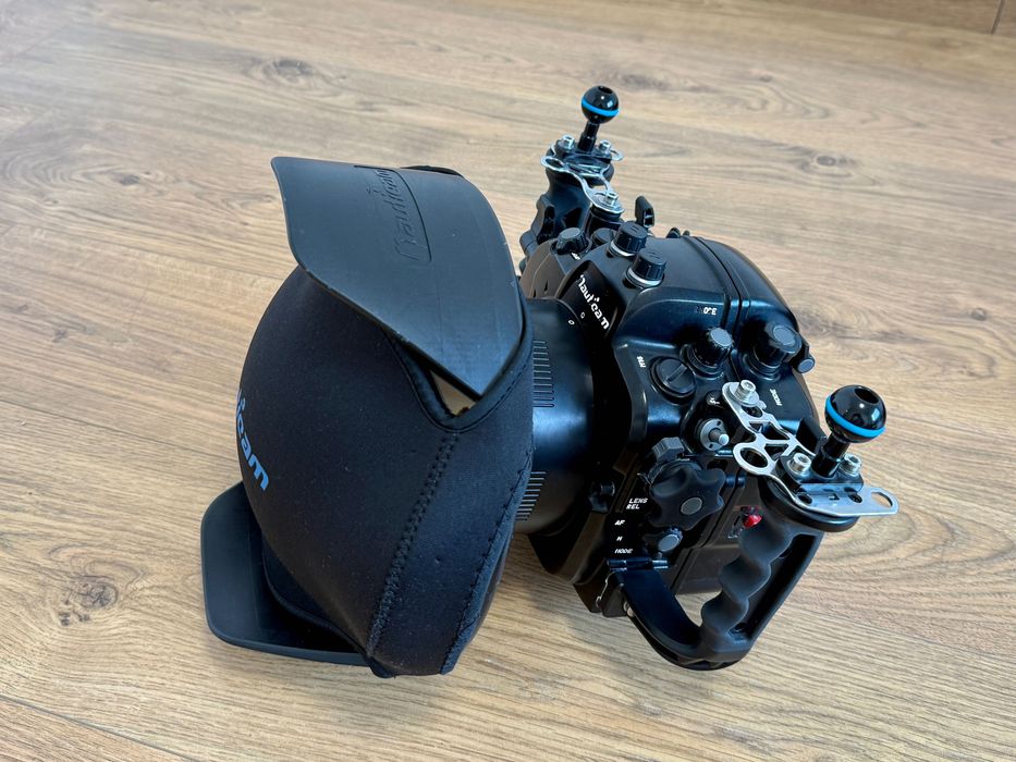 Fotografia subaquática full-frame Nikon D750 em caixa Nauticam