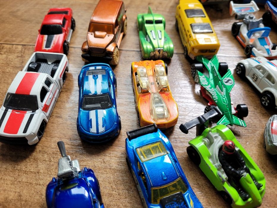Zestaw 30 samochodów Hot Wheels