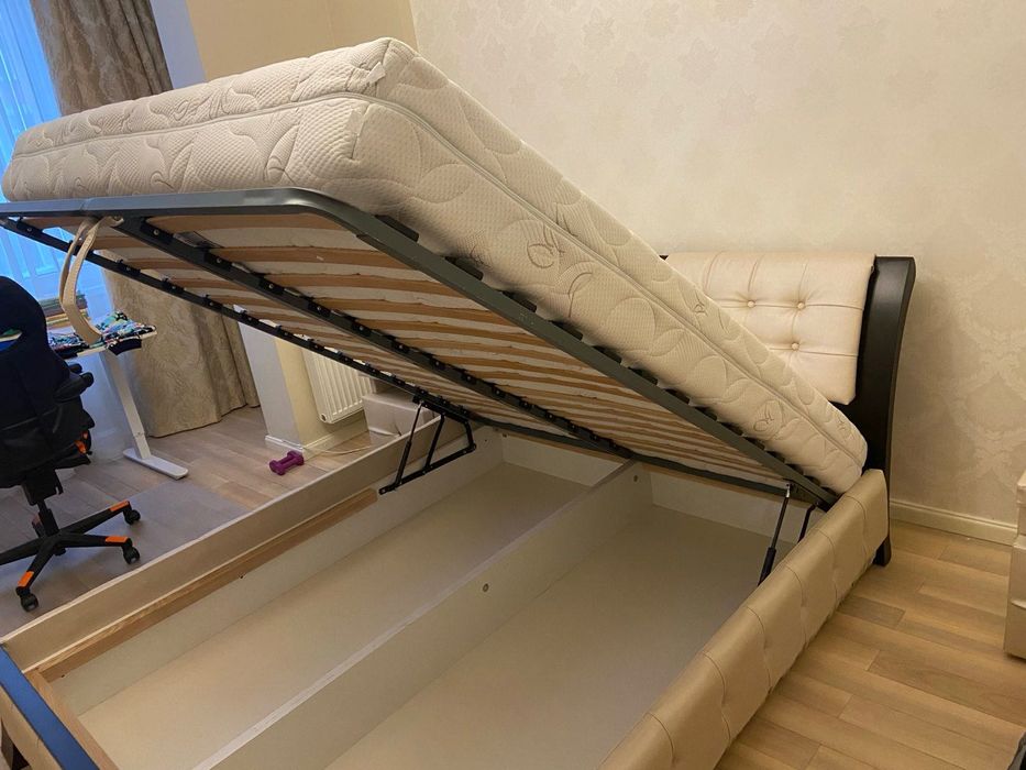 Кровать двуспальная: 18 000 грн. - Меблі для спальні Київ на Olx