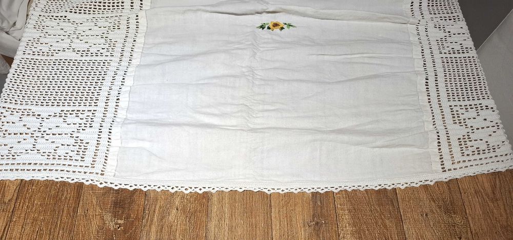 Toalha de mesa em algodão com bordados e crochê feitos à mão
