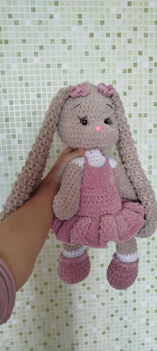 Плюшевый вязаный заяц с длинными ушками