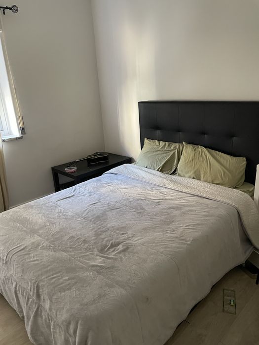 Vendo cama completa . Base e Colchao