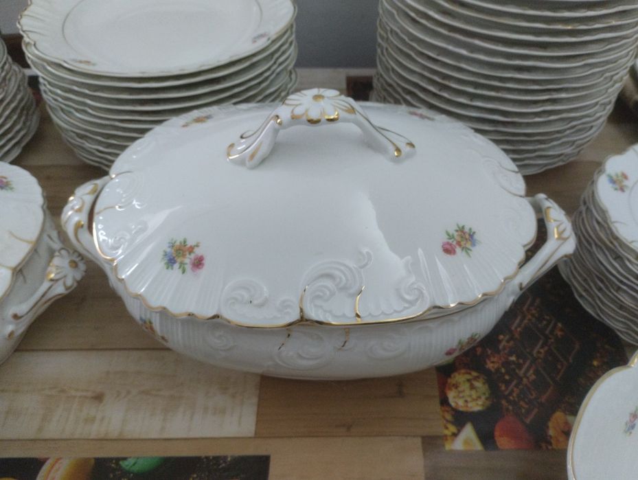 Serviço jantar vista alegre 73 peças novo.