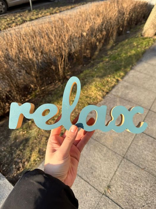 Drewniany napis relax