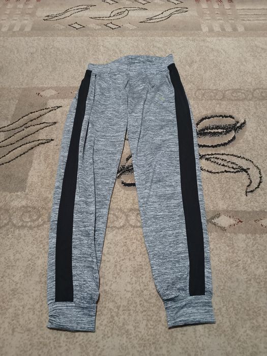 Szare legginsy z czarnymi paskami