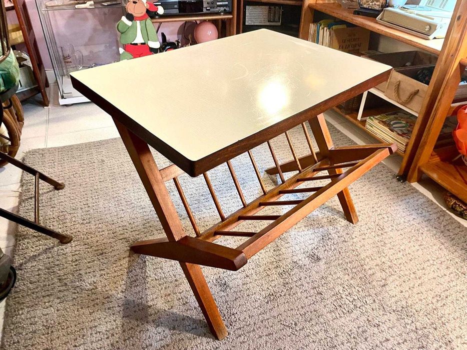 Mesa de apoio com revisteiro integrado, estilo Mid-Century Modern