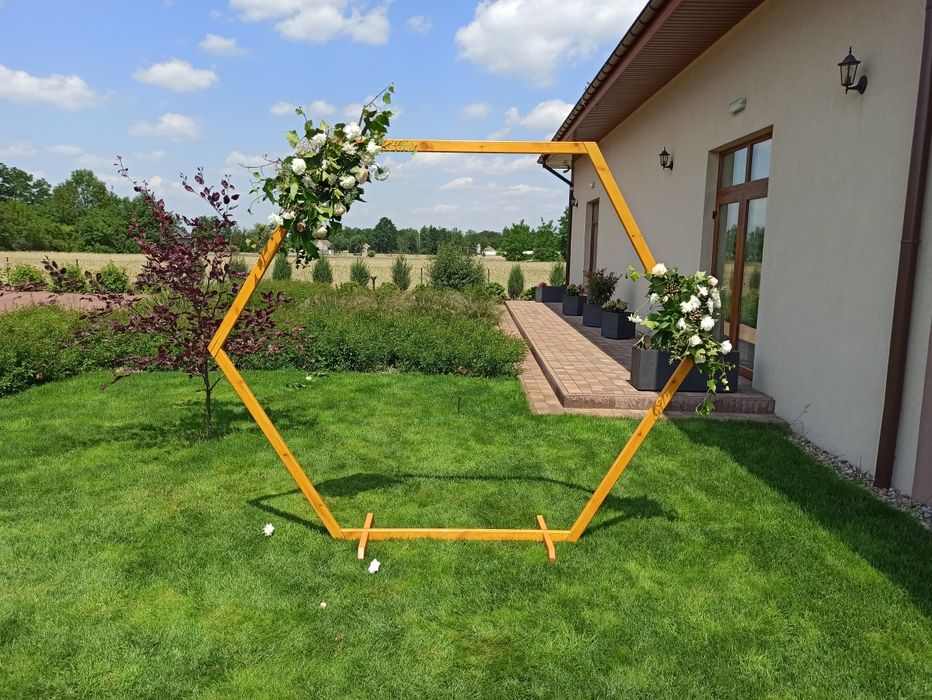 Drewniany heksagon dekoracyjny – ścianka do zdjęć / tło na eventy