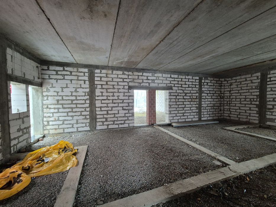 Продам здание + 6 соток. Выход в лес.