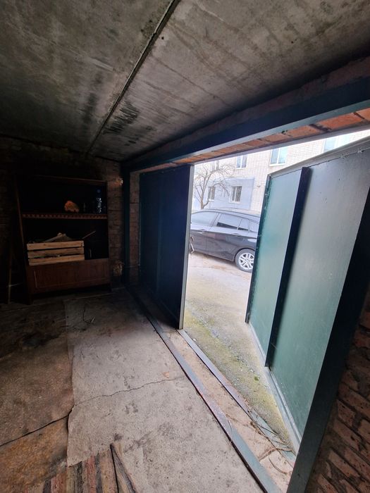 Продам гараж п горный геолог сзади дома 20 а