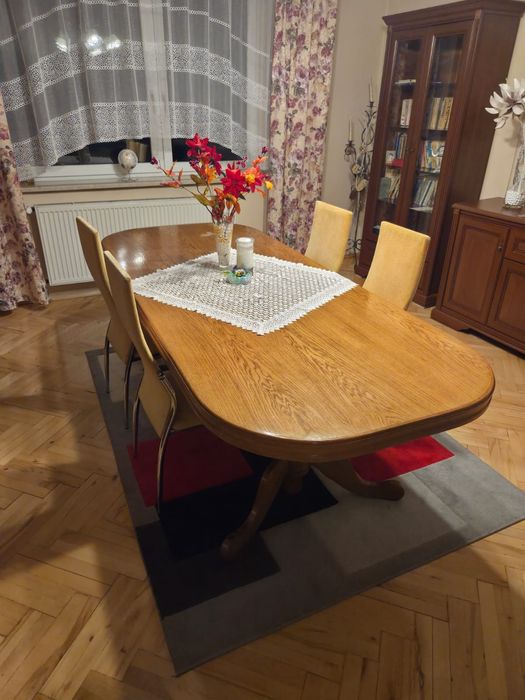 Drewniany stół do jadalni