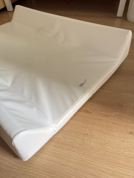 Muda fraldas em branco