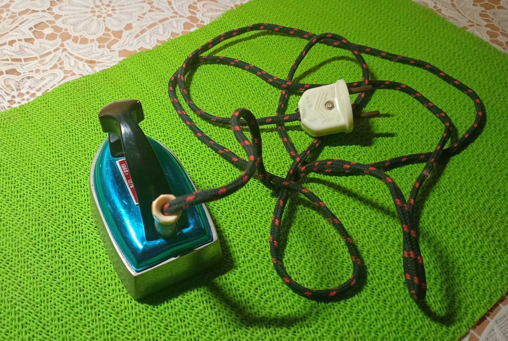 Электрический утюг (дорожный вариант), п-во ХЭМЗ, 1968 года