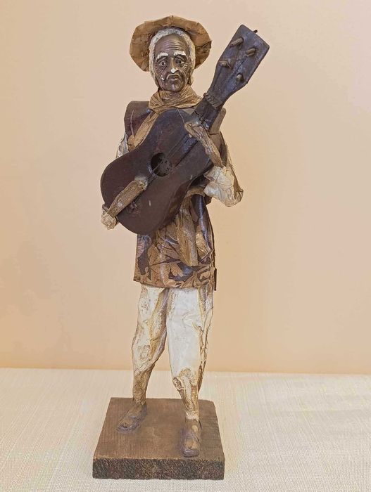 Figura artesanato homem, com violão - papel maché