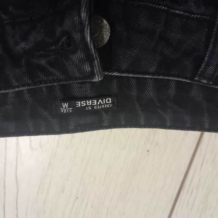 Krotkie czarne spodenki DIVERSE