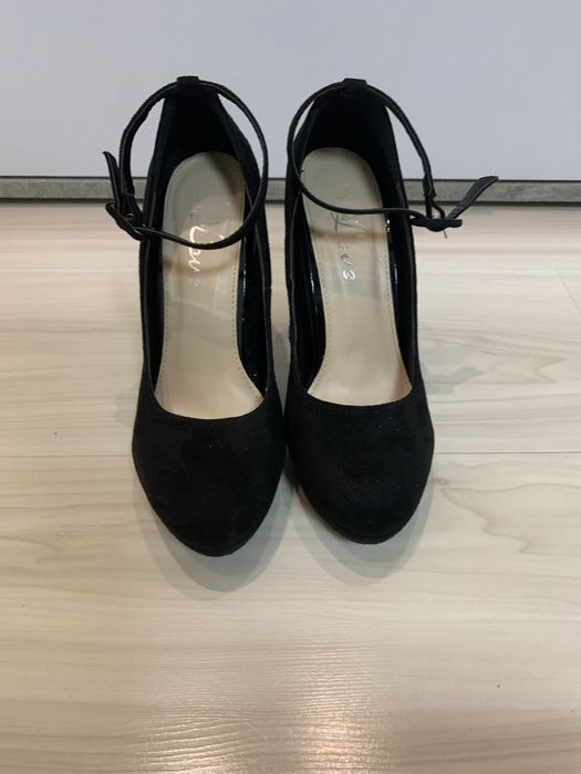 Продам туфлі на каблуку з ремінцями