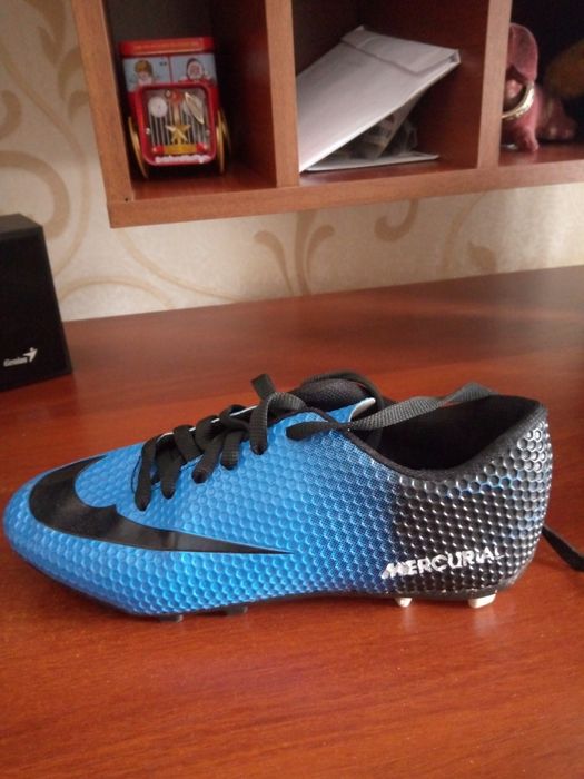 Продам футбольні бутци