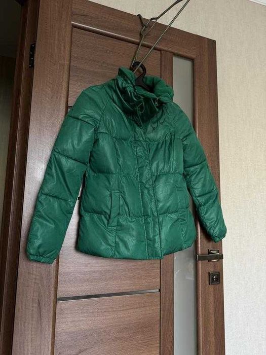 Стильная теплая зеленая курточка размер xs-s
Basic House zara