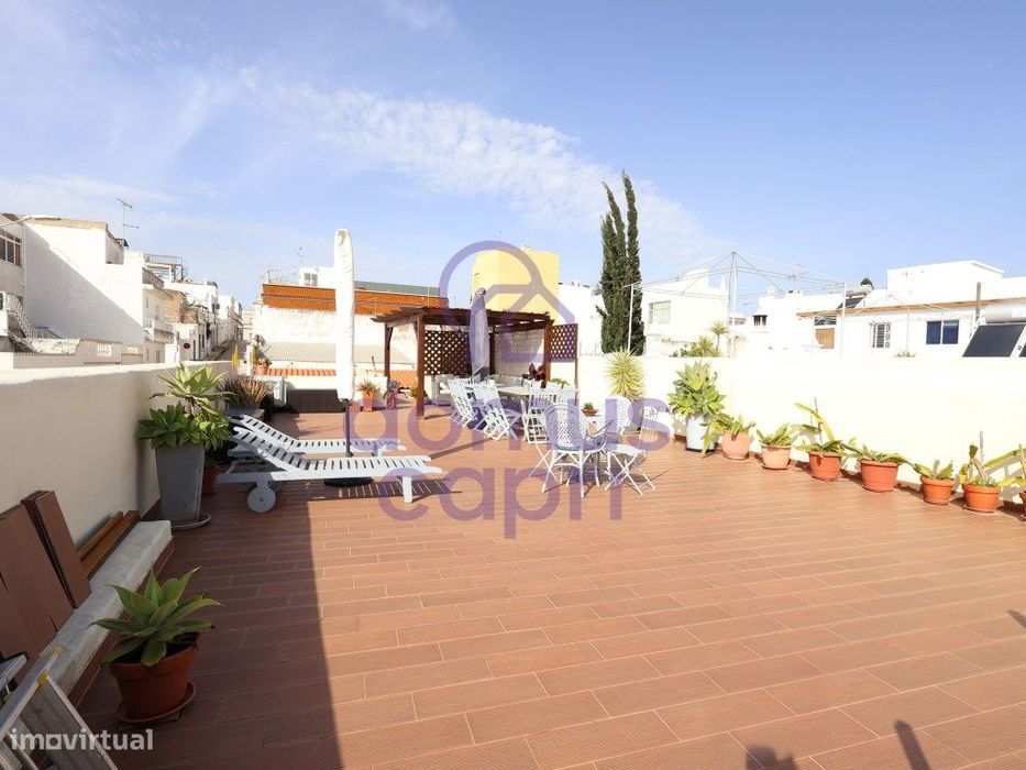 Elegante Moradia Típica T3 com Garagem, Quintal e Terraço em Fuzeta