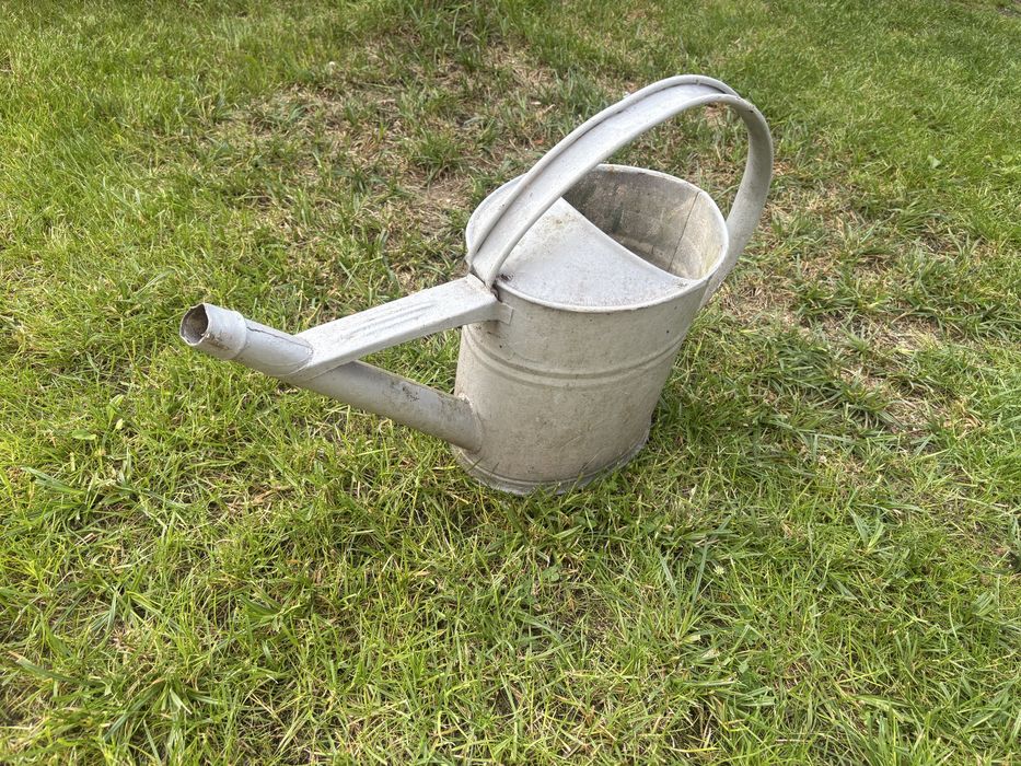 Metalowa konewka