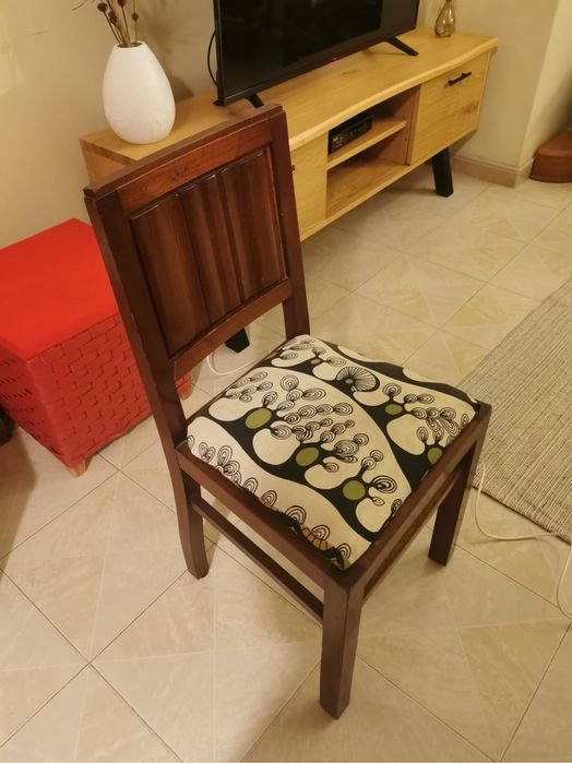 Mesa, 6 Cadeiras e  aparador