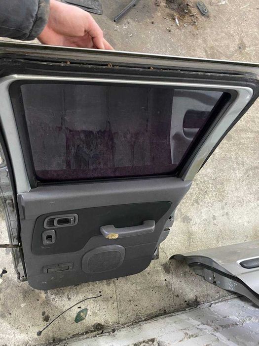 Двері дверка задні задние Nissan Navara D22