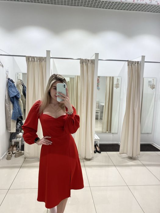 Червона сукня Міді