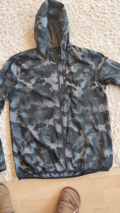 ADIDAS RUNNIMG  Bardzo cieniutka kurtka z kapturem i Mała kieszonka na piersi